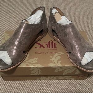 Sofft Evonne Italian Leather Sandals in Smoke Suede (Metallic) - 8M